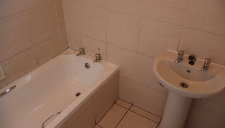 To Let 1 Bedroom Property for Rent in Southernwood Eastern Cape